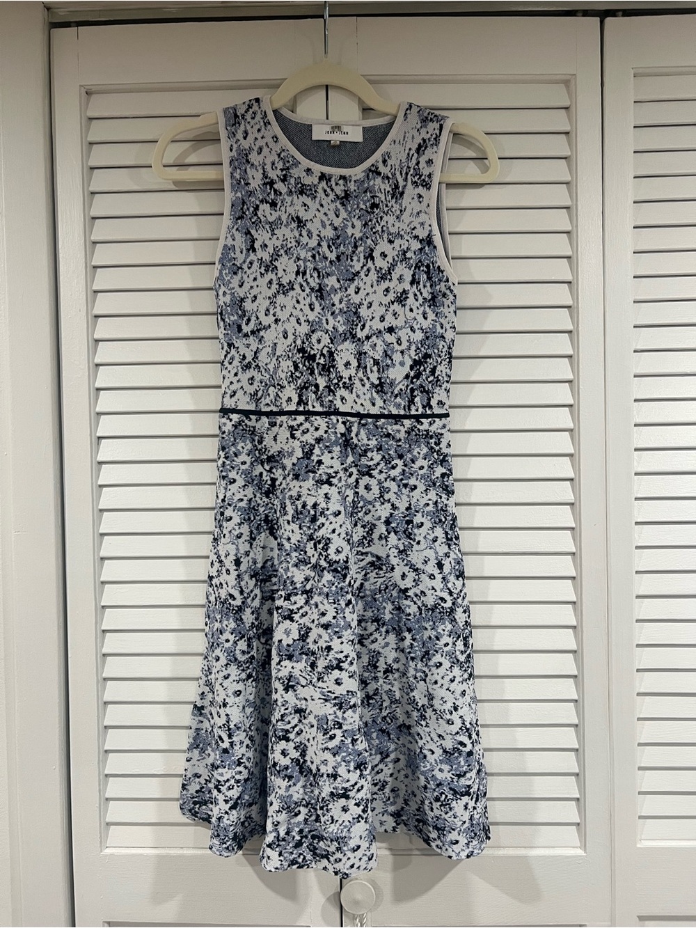 John + Jenn White and Blue Floral Sleeveless Midi Dress
